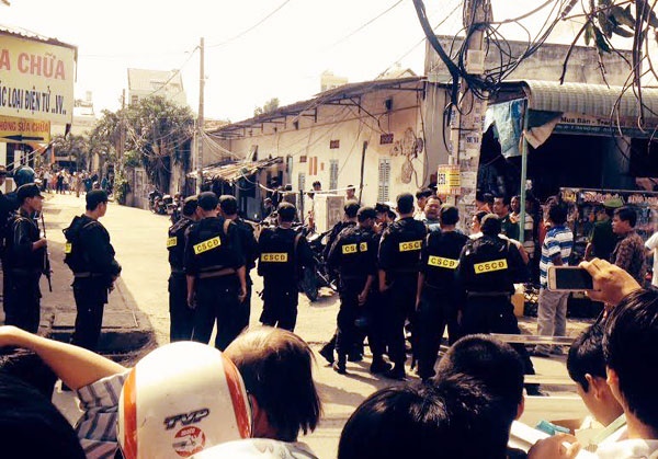 14h50, 20 cảnh sát cơ động đã nố súng hơi cay, phá cửa phòng vào giải cứu con tin, bắt gọn hung thủ.