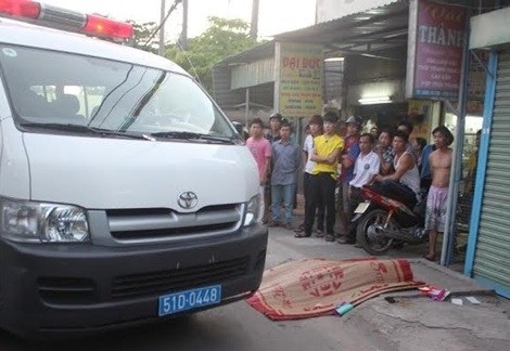 Mot canh sat co dong chet ben duong co nhieu vet dam hinh anh