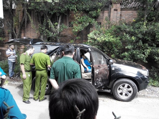 Doi nam nu guc chet trong oto co quan he tinh cam hinh anh
