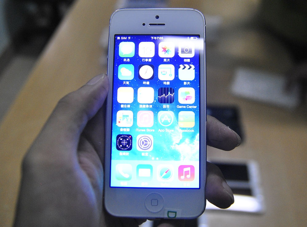 Tuon lo smartphone lau vao Sai Gon tieu thu hinh anh