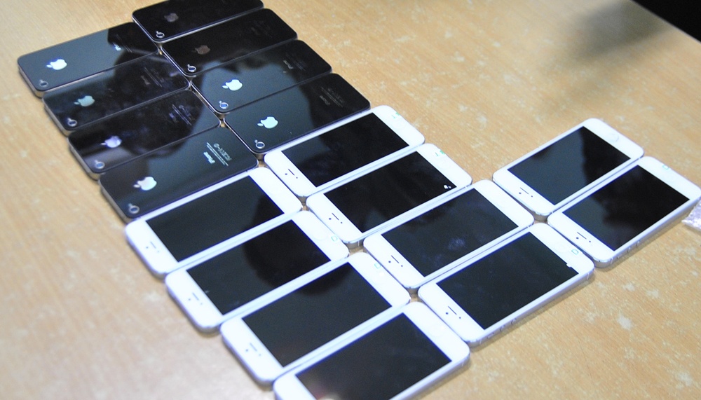 Qua kiểm đếm, lực lượng chức năng xác định số hàng giá trị khoảng 200 triệu đồng, gồm 10 chiếc ĐTDĐ iPhone 5, 10 chiếc ĐTDĐ iPhone 4