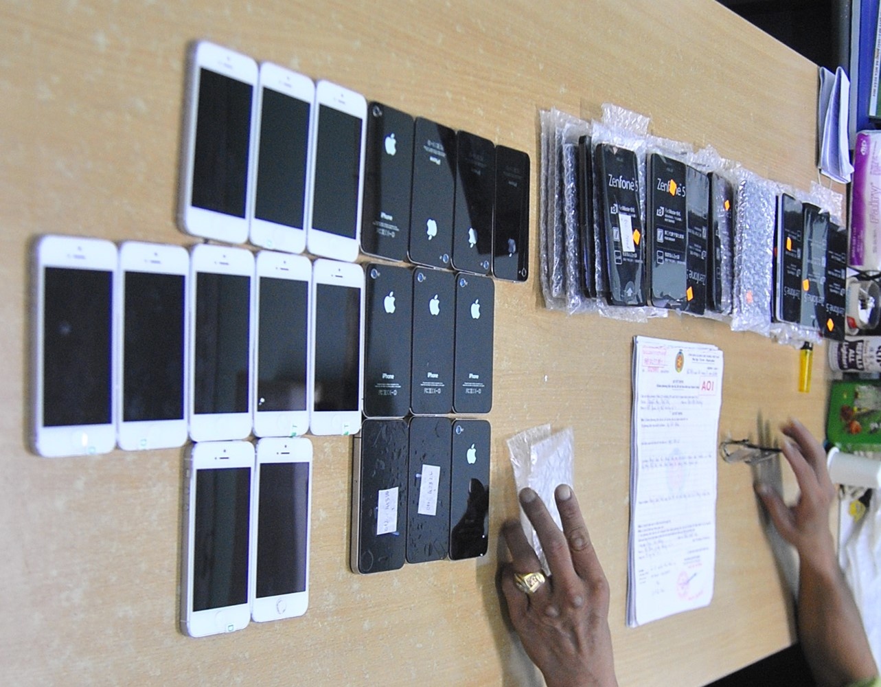 Làm việc với chủ hàng, người này cho biết mua trôi nổi 60 chiếc điện thoại trên ở Lạng Sơn, vận chuyển vào các tỉnh phía Nam tiêu thụ.