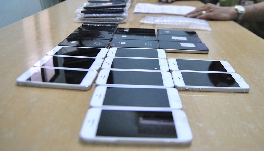 Rạng sáng 20/8, tổ công tác tuyến Công an Hà Nội và lực lượng Quản lý thị trường phục kích trên cao tốc Pháp Vân - Cầu Giẽ (quận Hoàng Mai) phát hiện xe ôtô khách mang biển kiểm soát Lâm Đồng, chạy tuyến Lạng Sơn - TP.HCM, do lái xe Lê Đình Hiếu điều khiển, vận chuyển 60 chiếc điện thoại di động không có hóa đơn chứng từ chứng minh nguồn gốc xuất xứ.