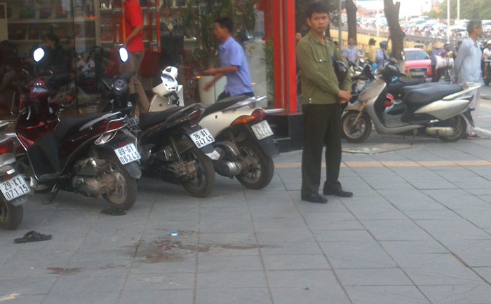 Nam thanh nien bi dam guc giua pho hinh anh