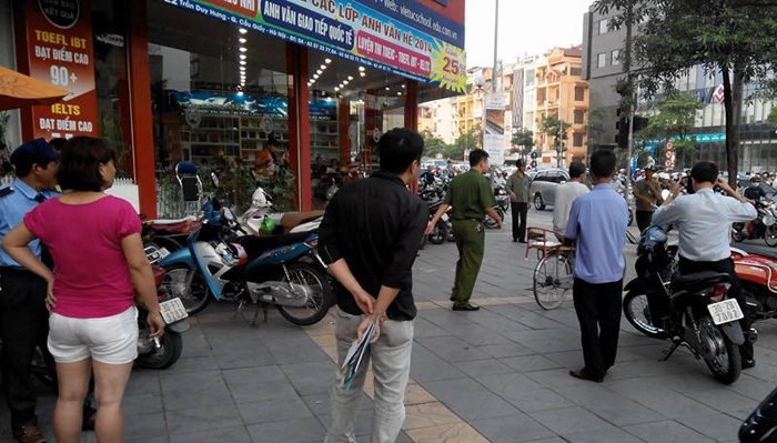 Nguoi dan ong 30 tuoi bi dam guc truoc cua trung tam dao tao ngoai ngu hinh anh