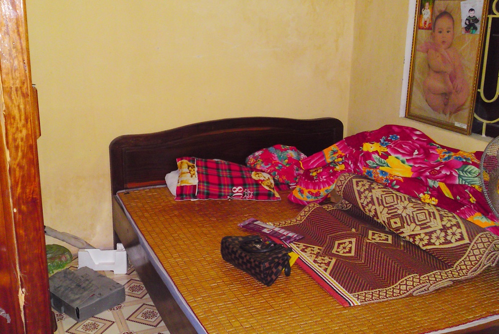 khoảng 9h hôm sau, thấy người phụ nữ này ra mở cửa, hàng chục trinh sát hóa trang đã ập vào khống chế những người liên quan.