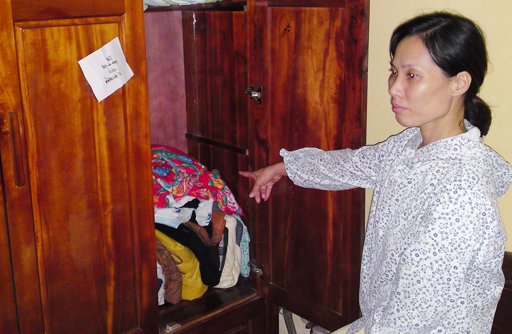 Trước biển hiện khả nghi này, cảnh sát ma túy phán đoán khả năng “hàng” được giấu ngay trong phòng. Kiểm tra tủ quần áo, nhà chức trách thu giữ 106 bánh heroin.