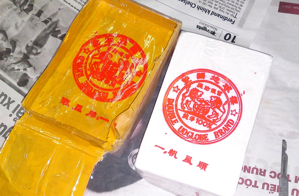 Người đàn ông 49 tuổi cùng đồng bọn đã nhiều lần mua bán trót lọt 149 bánh heroin của Giàng A Dong (trú tại Mộc Châu, Sơn La), giá <abbr class=