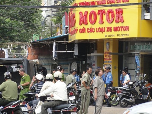 Nhiều người kéo đến cửa hàng của Công môtô để đòi nợ.