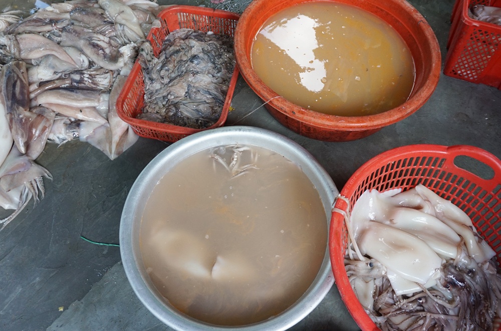 Để làm trắng sản phẩm, Cầm khai phải hòa 300ml oxy già công nghiệp vào thùng phuy nước, trước khi đổ mực kém chất lượng vào ngâm. Sau 30 phút, anh ta dùng gậy sắt đảo đều tới khi mực trắng, hết mùi thối thì đem ra chợ Long Biên bán.