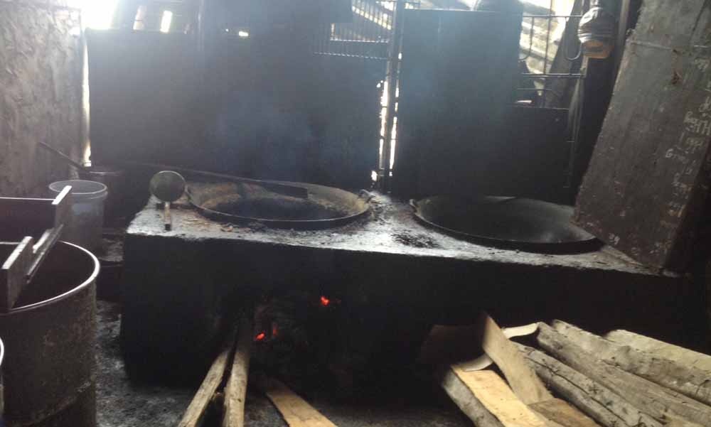 Chủ cơ sở nhận hoạt động kinh doanh khi chưa có giấy chứng nhận đủ điều kiện vệ sinh thú y, khu vực chế biến mỡ không đảm bảo vệ sinh. Bà Nga khai mỡ lợn sau khi đun thành phẩm bán giá 50.000 đồng/lít, cho nhiều nhà hàng trên địa bàn.