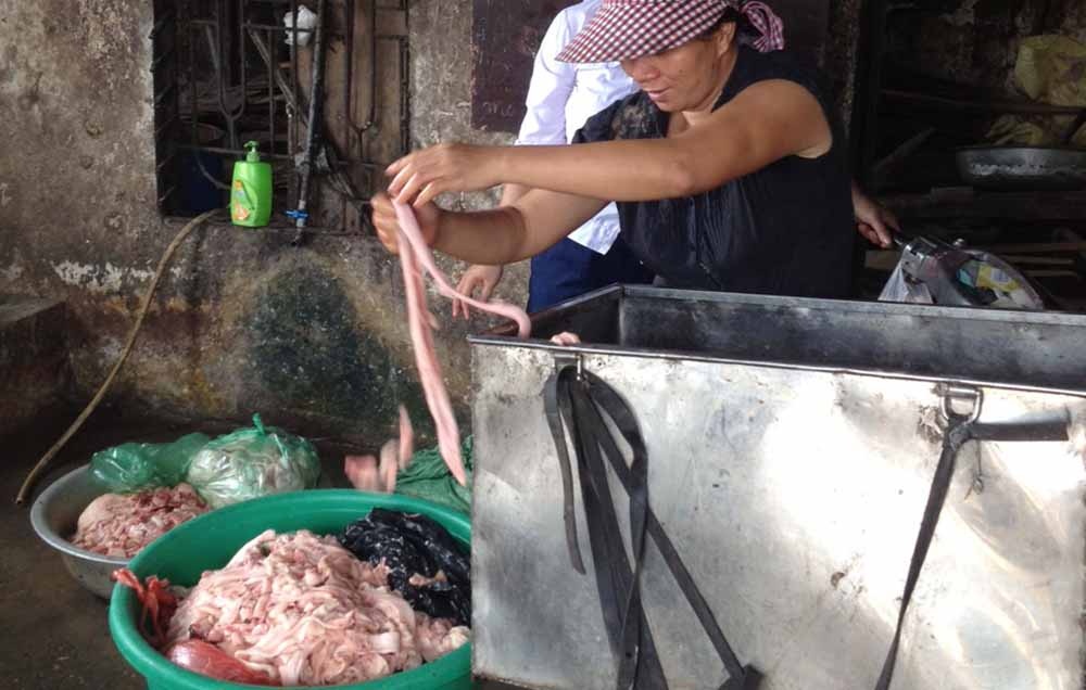 Thời điểm kiểm tra, lực lượng chức năng ghi nhận xưởng này đang lưu giữ 15 kg bì lợn sống và qua sơ chế, trên 1.300 lít mỡ nước, hàng trăm kg thịt mỡ lợn sống, tóp mỡ.