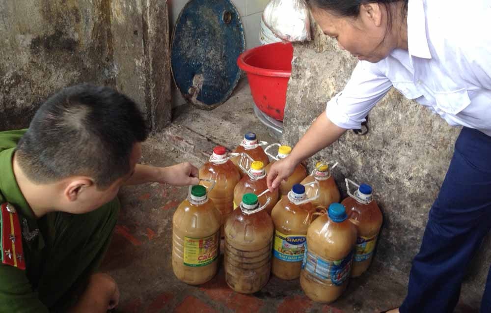 Canh sat ap vao xuong mo ban chuyen cung cap cho quan nuong hinh anh