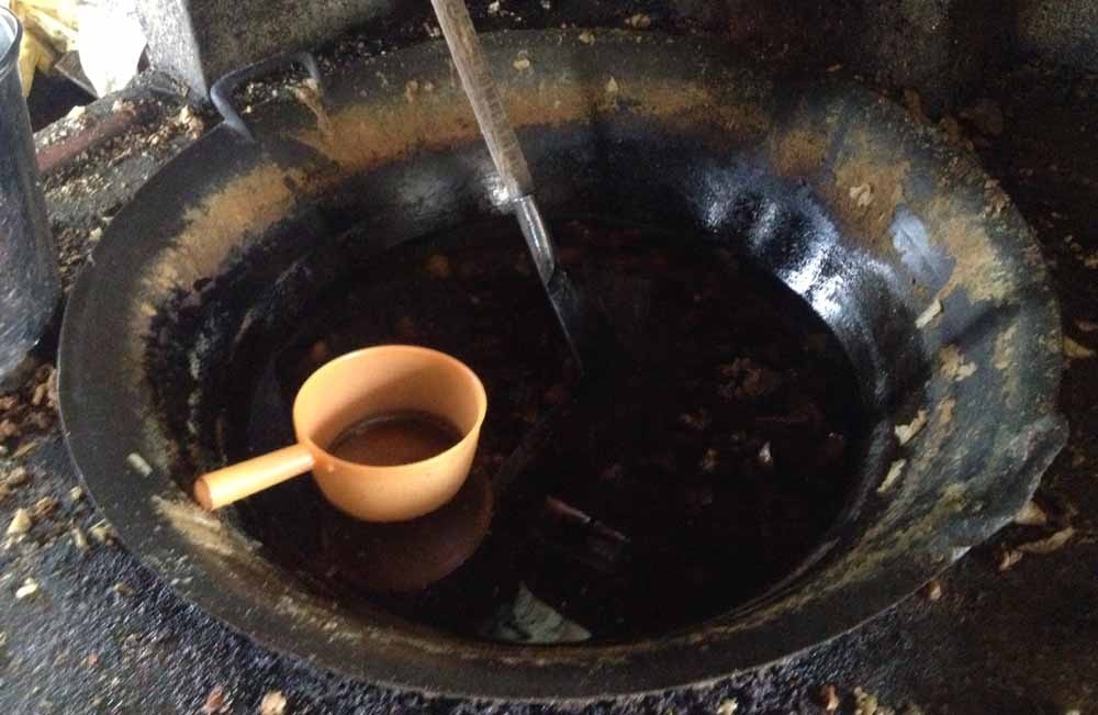 Trung bình mỗi ngày, cơ sở sản xuất từ 400-500 lít mỡ nước. Đại diện cơ quan công an cho biết, mỡ lợn được thu mua về rán lấy mỡ đều là thith vụn, bạc nhạc, không rõ nguồn gố xuất xứ. 