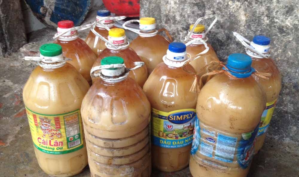 Đại diện cơ quan thú y huyện Đan Phượng nói, để biến các thùng mỡ có màu vàng đậm trở nên trắng, đẹp mắt, các cơ sở chế biến mỡ bẩn sẽ “độn” thêm hành tây và nước lã. Lực lượng chức năng đã lập biên bant tạm giữ toàn bộ số sản phẩm trên để làm rõ.