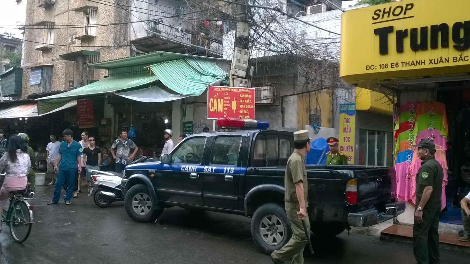 Nguoi dan hieu ky xem canh sat giai cuu con tin hinh anh