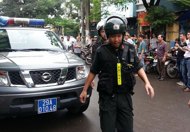 Xe tải đặc chung chở CSCĐ vừa được điều đến hiện trường phục vụ công tác giải cứu