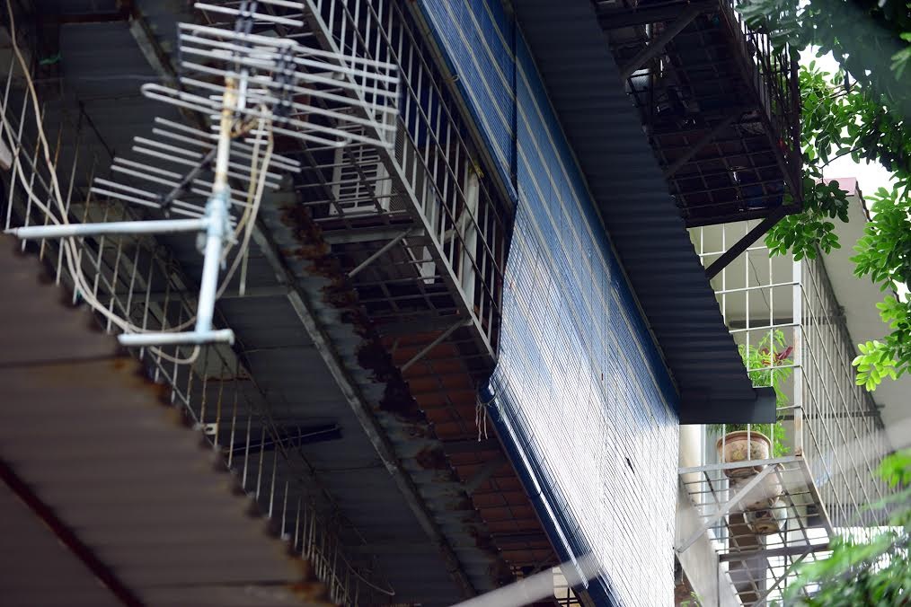 Lồng sắt của căn nhà nơi con tin đang bị giam giữ.