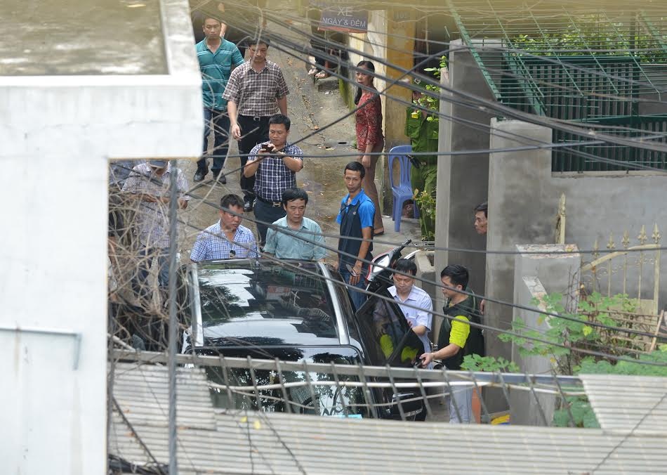 Đến 10h45, kẻ khống con tin được đưa lên lên xe đặc chủng đưa về Phòng cảnh sát hình sự.