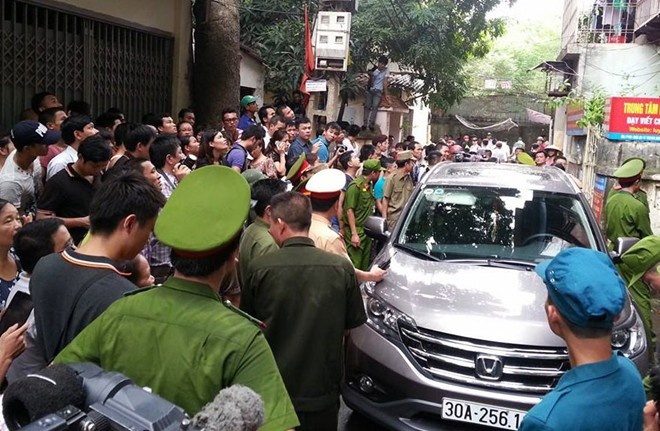 Be gai trong vu khong che con tin bi doa giet neu bo tron hinh anh