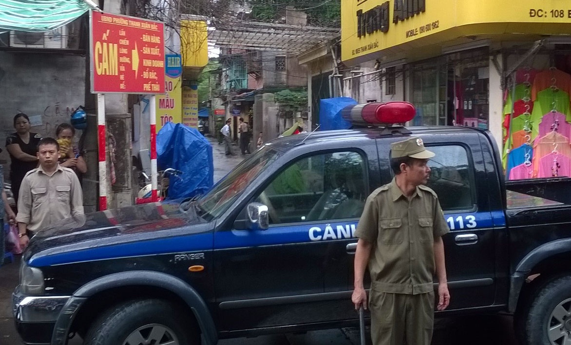 Các lực lượng chức năng phong tỏa khu vực xảy ra vụ án khá nghiêm ngặt.
