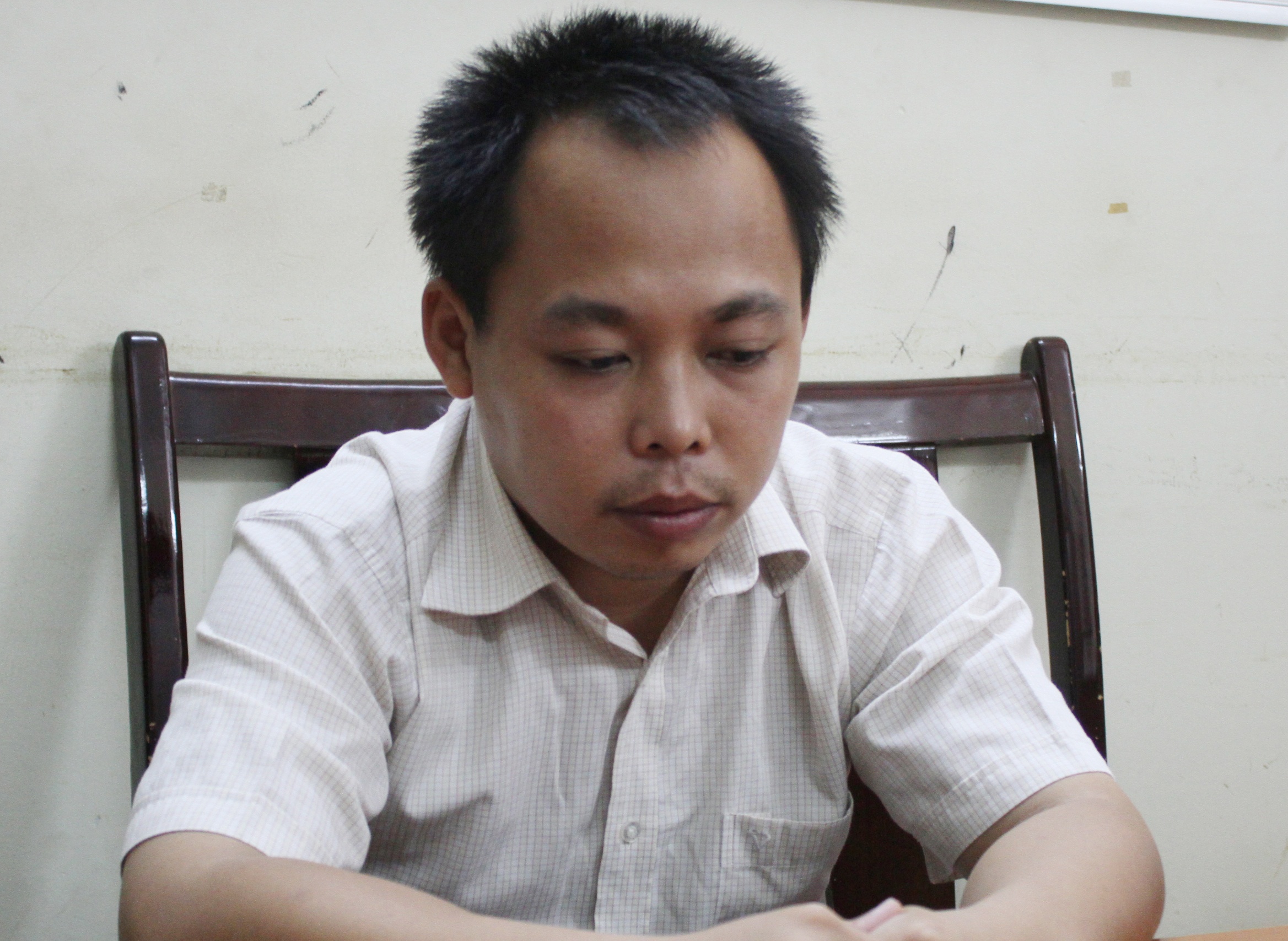 Ke khong che con tin mua sung va 100 vien dan de di cuop hinh anh