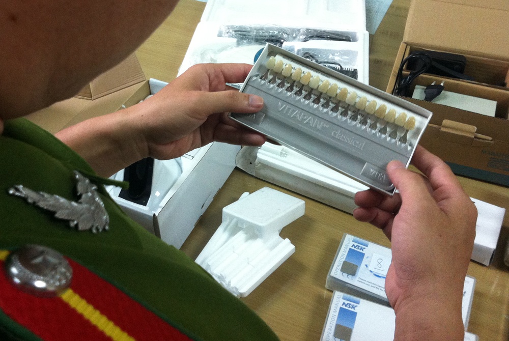 Minh khai số hàng này chuyển từ một kho hàng trên phố Lãng Yên (phường Thanh Lương, quận Hai Bà Trưng). Anh này nhận trong kho còn có một số hàng hóa là trang thiết bị y tế, đều của người ảnh rể. Xác minh tại kho lưu giữ số thuốc trên tại phố Lãng Yên (phường Thanh Lương, quận Hai Bà Trưng), cảnh sát phát hiện còn 14 thùng trang thiết bị y tế do nước ngoài sản xuất, không có hóa đơn chứng từ chứng minh nguồn gốc xuất xứ nên tạm giữ để làm rõ.