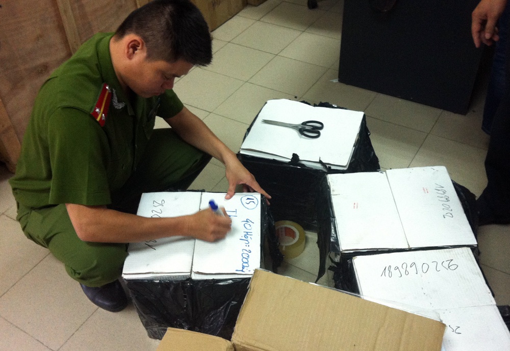 16h30 ngày 23/9, tổ công tác đội 6 Phòng cảnh sát phòng chống tội phạm về môi trường (Công an Hà Nội) phát hiện xe ô tô biển kiểm soát Cao Bằng đang dừng đỗ bốc xếp 19 thùng hàng trên cốp có biển hiện nghi vấn đã kiểm tra.