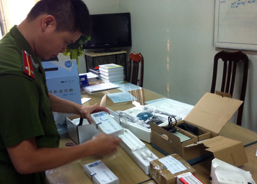 Tại thời điểm kiểm tra, cảnh sát ghi nhận 19 thùng hàng trên là thuốc tân dược (tên khoa học Linospan Standard) do nước ngoài sản xuất. Trần Văn Minh (23 tuổi, ở Thủy Nguyên, Hải Phòng) - người gửi hàng cho biết, chủ số hàng trên là Mao Zhi Giang (người Trung Quốc, ảnh rể Minh), thuê Minh gửi xe khách chở lên Cao Bằng, chờ chuyển tiếp sang nước ngoài.