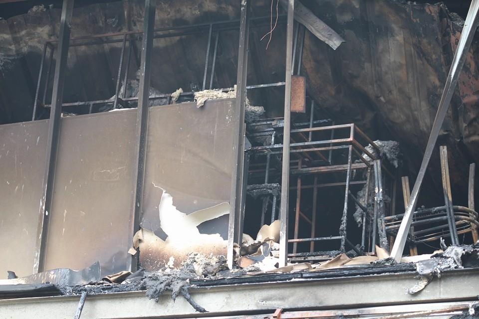 Chay bar Luxury: Nhan chung thay lua bung phat o ban DJ hinh anh