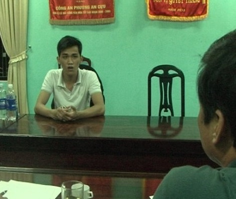 Thanh nien dung bang keo troi ban gai, lay giay ve sinh bit mieng khai gi? hinh anh