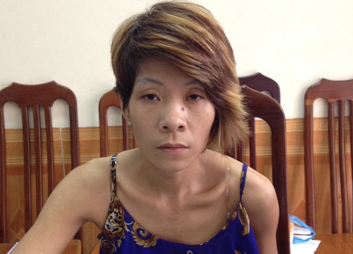 Nguoi phu nu gay go lap camera quanh nha de ban ma tuy hinh anh