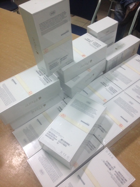20 chiếc iPhone đều nguyên đai nguyên kiện. Ảnh: Việt Đức.
