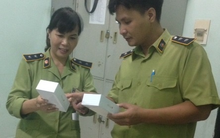 Đây là vụ phát hiện iPhone 6 không có hóa đơn chứng từ đầu tiên ghi nhận tại Hà Nội. Ảnh: Việt Đức.