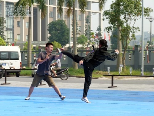 Màn biểu diễn khống chế đối tượng phạm tội