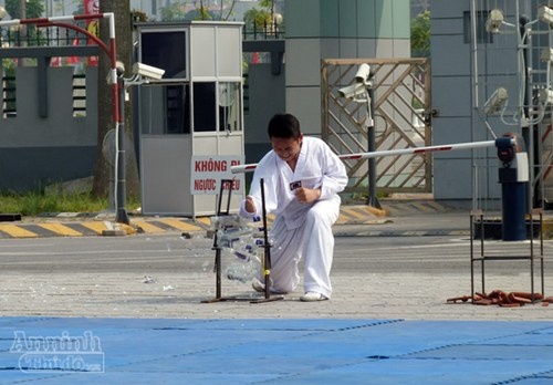 Qua đó, có thể dễ dàng dùng tay không đập vỡ các đồ vật cứng.