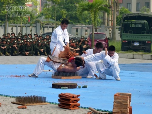 Màn biểu diễn thể hiện sức mạnh phi thường của học viên khóa huấn luyện võ thuật, quân sự do chuyên gia Triều Tiên giảng dạy.