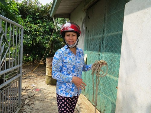 Chị Thuyến ngẩn ngơ trong cơ sở nuôi nhốt trâu của gia đình, giờ chỉ còn lại chuồng không.