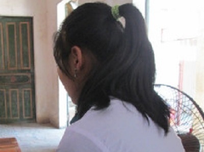 Ham vui, be gai bi 3 thanh nien thay nhau cuong hiep hinh anh