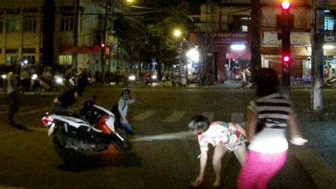 Xung la cong an, dung cong so 8 cuop xe SH hinh anh