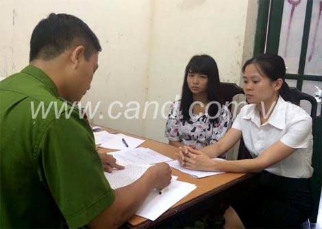 Cơ quan Công an lấy lời khai của Phùng Thị Thanh (áo hoa văn ngồi thứ hai từ trái sang).