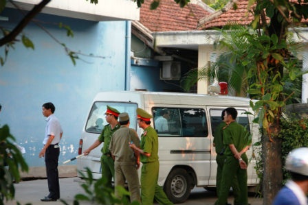 Cu ong chet bat dac ky tu khi 'dau vo mom' voi hang xom? hinh anh