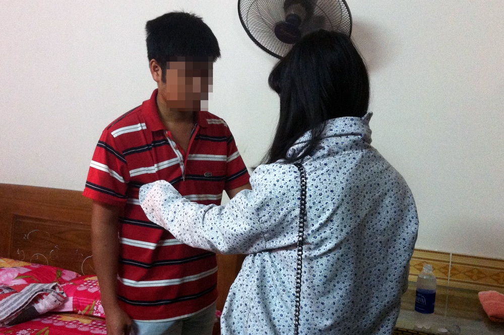 Lúc ngồi nói chuyện trong phòng, Thanh nhắc lại việc nhiều lần Đăng hứa cho nữ sinh này quà, tiền để đổi “quan hệ” nhưng đã không thực hiện. Câu chuyện khiến hai người nảy sinh cãi vã. 