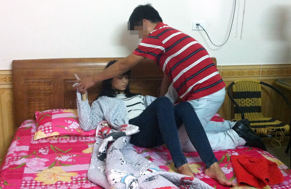 nữ sinh lớp 12 bất ngờ rút dao nhọn trong túi xách đâm Đăng nhưng bị anh này giữ chặt tay, tát liên tiếp vào mặt.