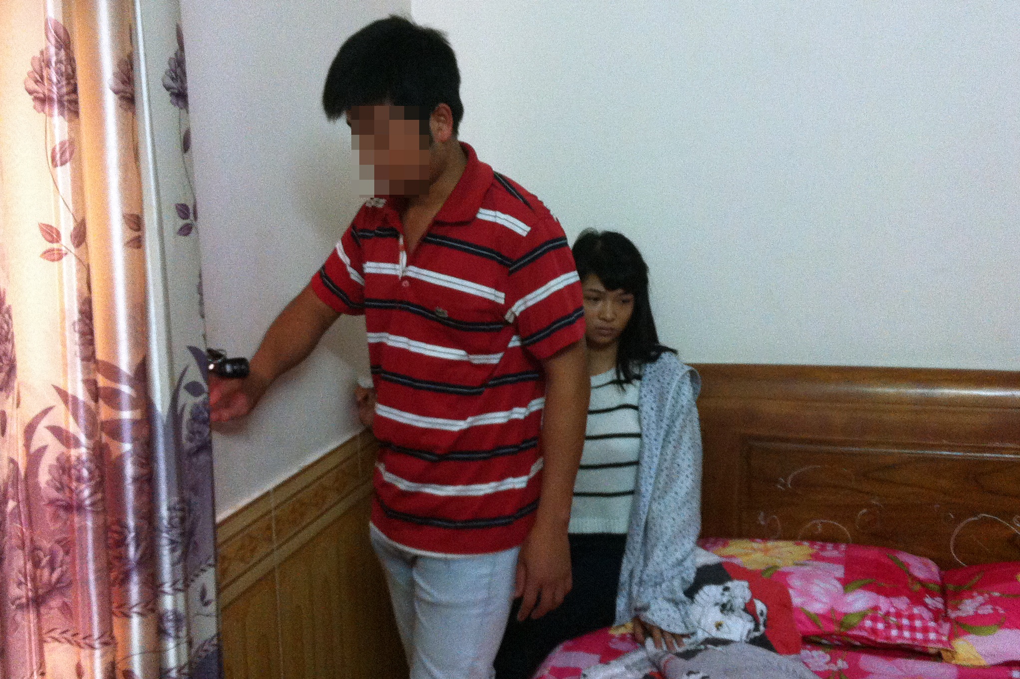 Đăng ôm ngực chạy ra ngoài định mở cửa phòng đã bị Thanh lao ra ngăn cản. Nạn nhân 26 tuổi kiệt sức ngã ngửa ra giường, lịm dần đi cho đến khi được nhân viên nhà nghỉ phát hiện chết trong phòng.