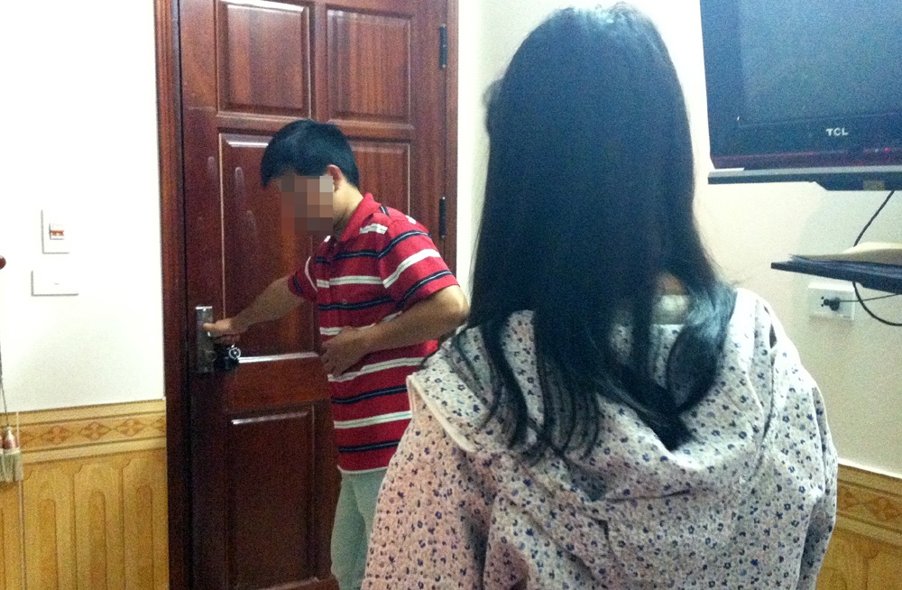 Không thể tháo chạy, anh này ngã ra giương rồi lịm đi cho đến khi nhân viên nhà nghỉ phát hiện đã chết.