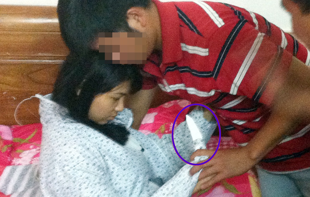 Nu sinh dien lai phut sat hai can bo huyen trong nha nghi hinh anh