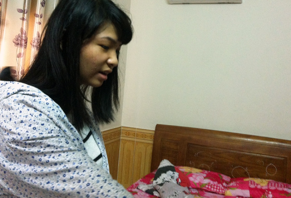 Hung thủ nhặt dao mang vào nhà tắm rửa sạch vết máu và cất trong túi xách.lục túi quần nạn nhân để tìm ví và điện thoại. Cô ta lấy khoảng 4 triệu đồng trong ví anh Đăng rồi ném toàn bộ giấy tờ tùy thân, sim điện thoại của nạn nhân vào bồn cầu hòng phi tang.