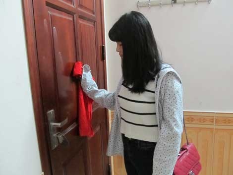 Nữ sinh tiếp tục vào nhà tắm múc khoảng 20 cốc nước nhỏ tưới xuống nền gạch phòng nhà nghỉ, hắt vào người nạn nhân rồi dùng khăn xóa một số dấu vết tại hiện trường. Trước khi bỏ đi, Thanh cẩn thận dùng khăn lau chùi tay nắm cửa, lấy áo chống nắng lót lên phần tay cầm trước khi mở khóa lặng lẽ tháo chạy mà không ai hay biết.