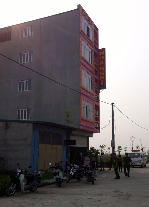 Trưa 4/10, anh Lê Hải Đăng (26 tuổi, ở huyện Vĩnh Tường, Vĩnh Phúc) và Phùng Thị Thanh (18 tuổi), học sinh lớp 12 cùng đến nhà nghỉ trong khu đô thị Phúc Sơn để 